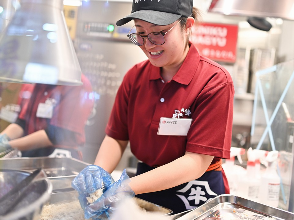 焼肉丼専門店のキッチン・ホールスタッフ