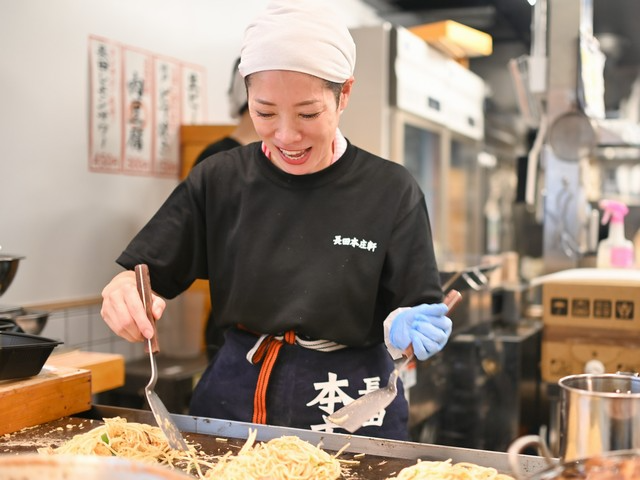 焼きそば専門店でのキッチン・ホールスタッフ