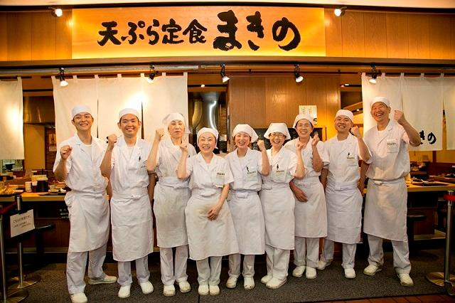 天ぷら店でのキッチンスタッフ